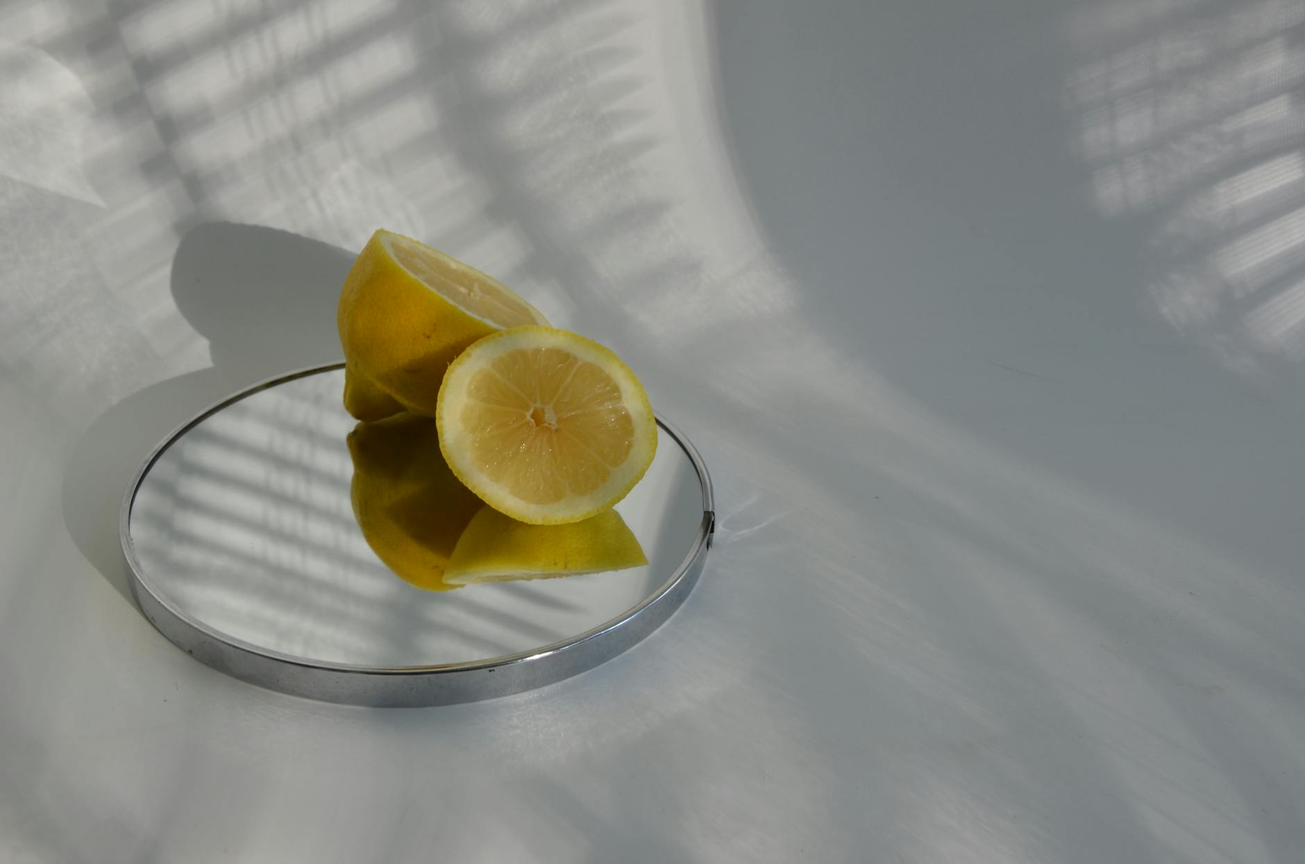 Limoni freschi e brillanti disposti su uno sfondo pastello rosa, simbolo di freschezza e sensibilità sessuale