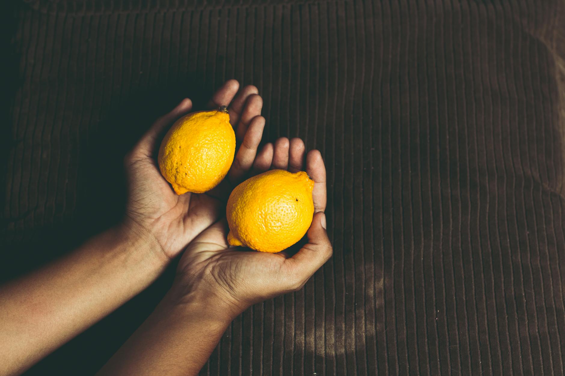 Due donne che sorridono con fette di limone, rappresentando la gioia e il piacere ritrovato