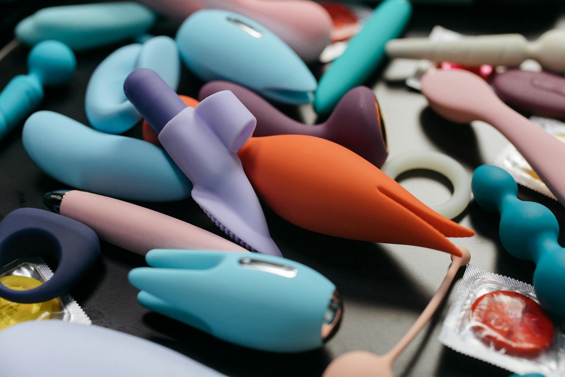 Un vibratore clitorideo per adulti su uno sfondo neutro, simbolo di intimità consapevole