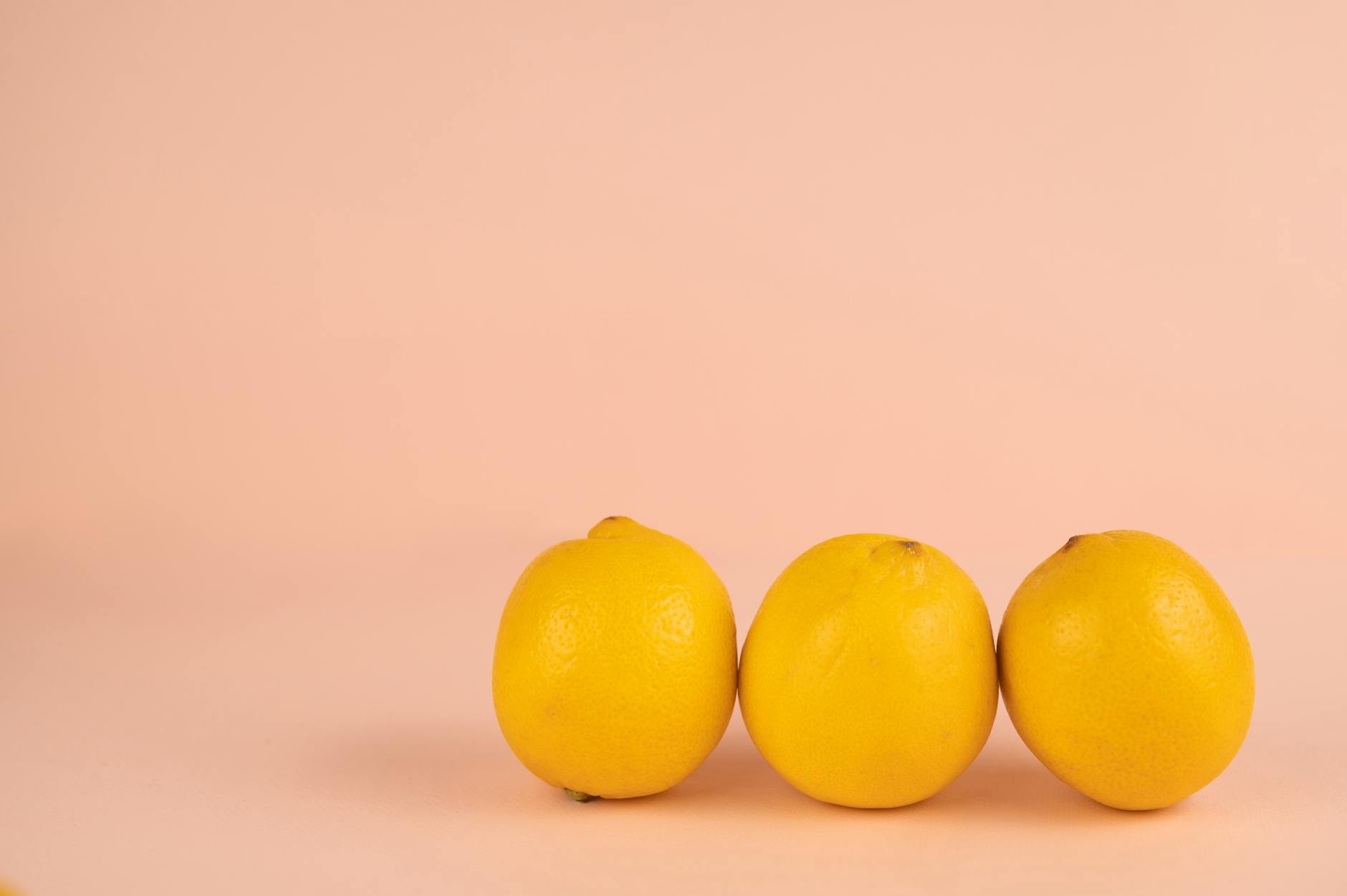 Vibratore al limone su sfondo neutro con texture creativa