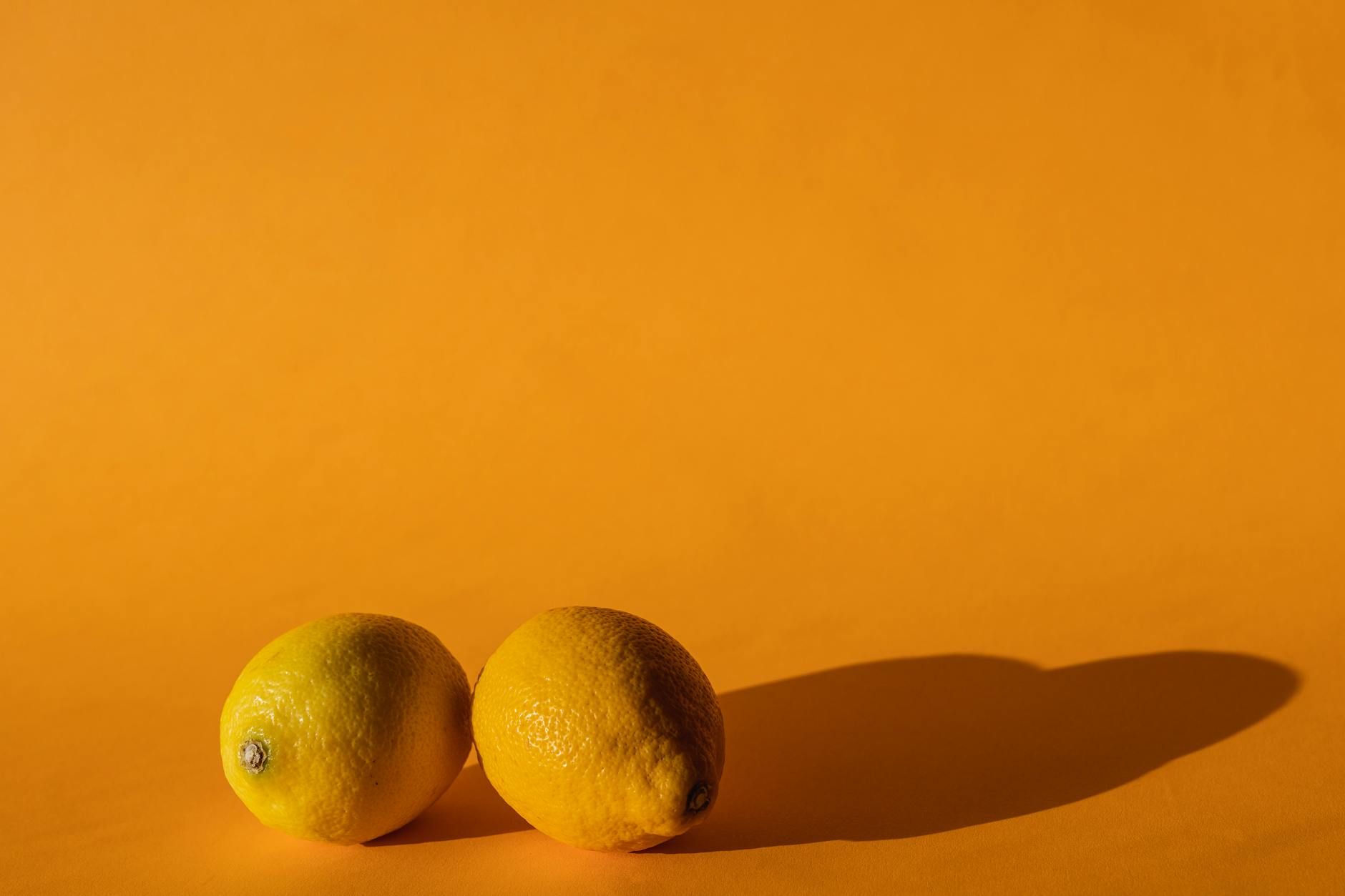 Limoni freschi su sfondo giallo brillante che simboleggiano la freschezza del piacere ritrovato